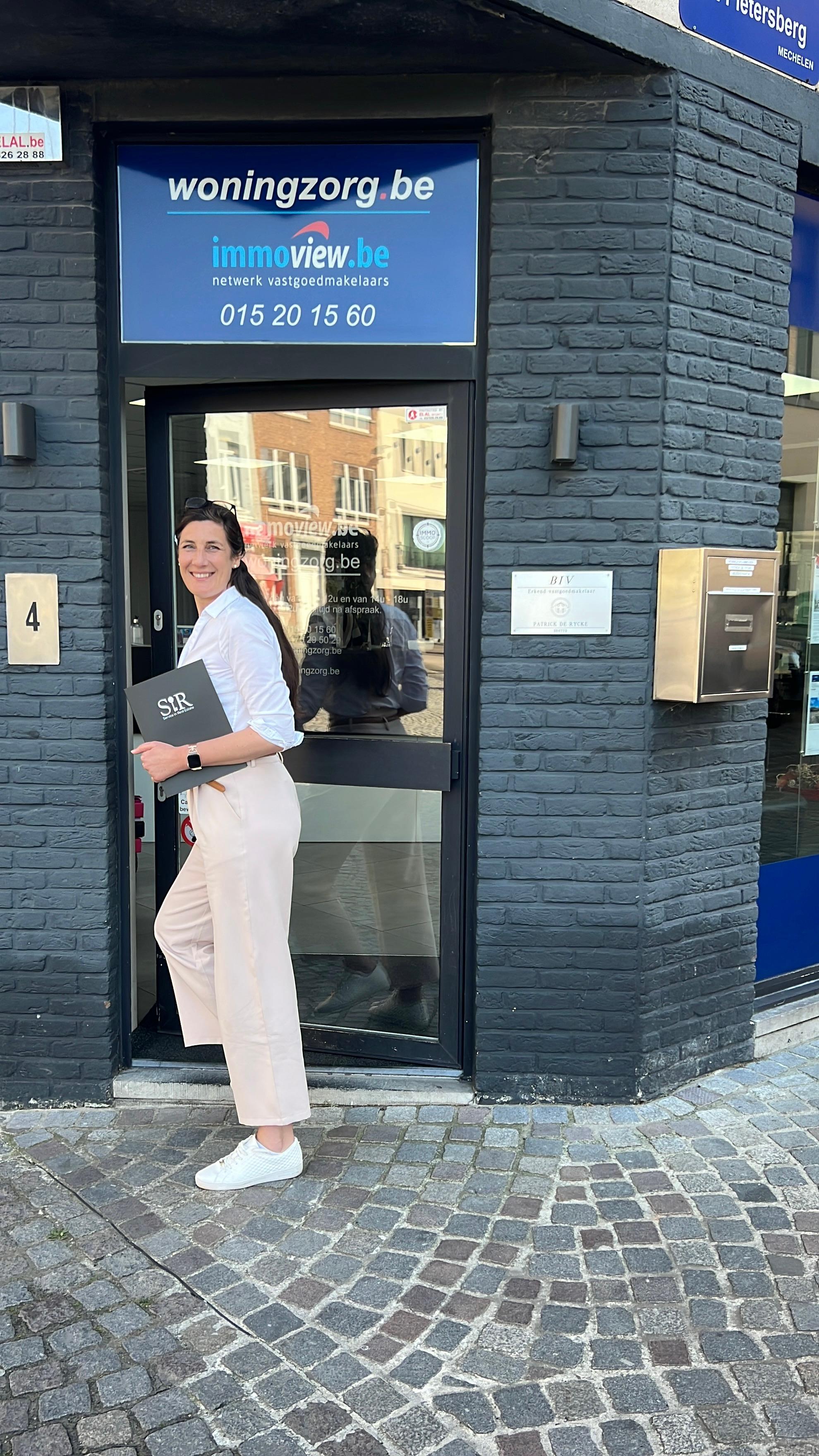 foto aan inkom van immokantoor woningzorg